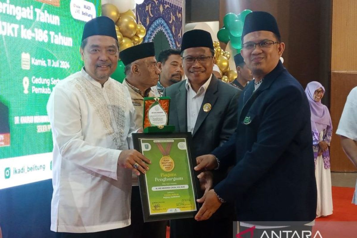 Sekda Belitung terima IKADI Belitung Award 2024