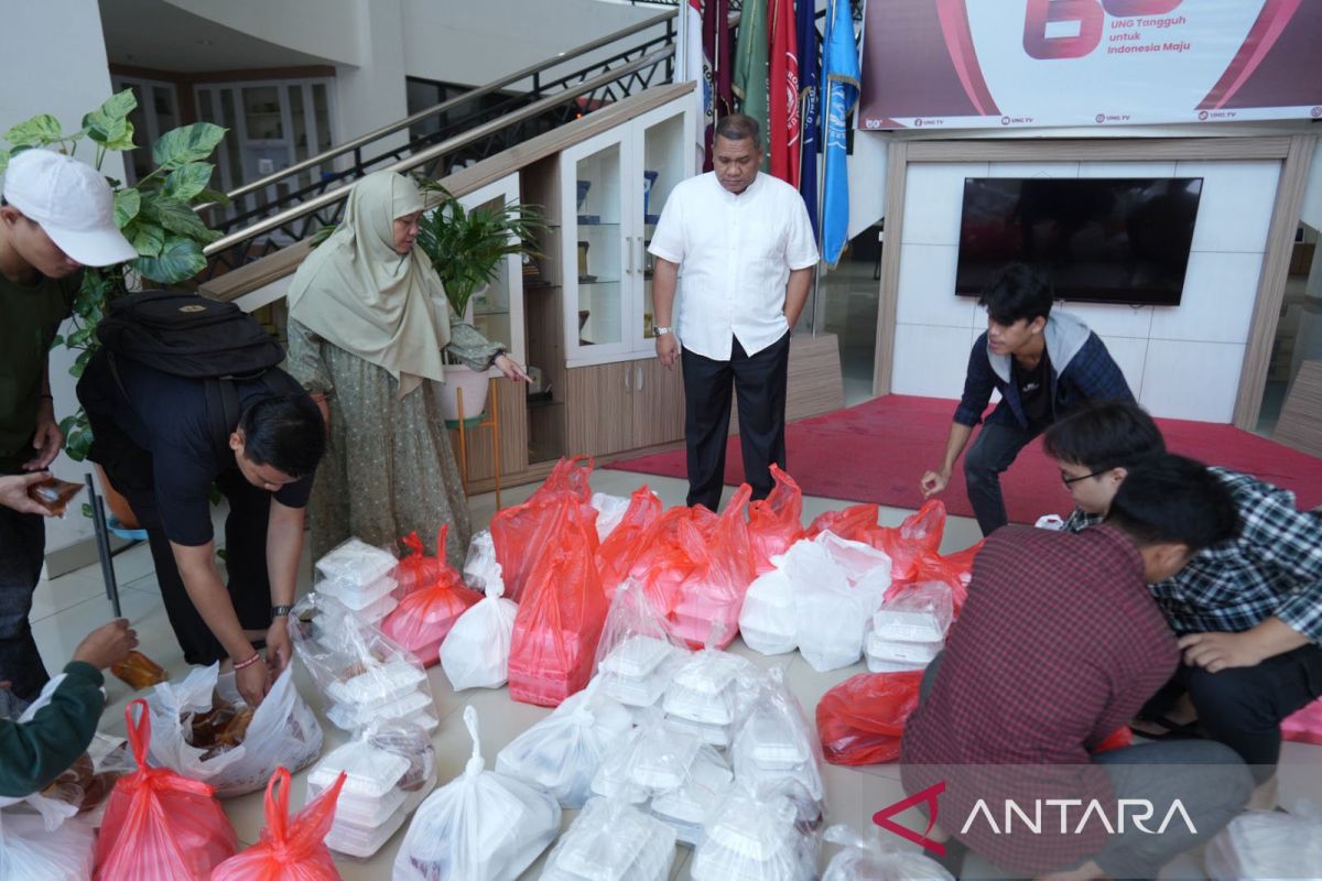 Crisis Center UNG bagikan 1000 makanan siap santap bagi korban terdampak banjir Gorontalo