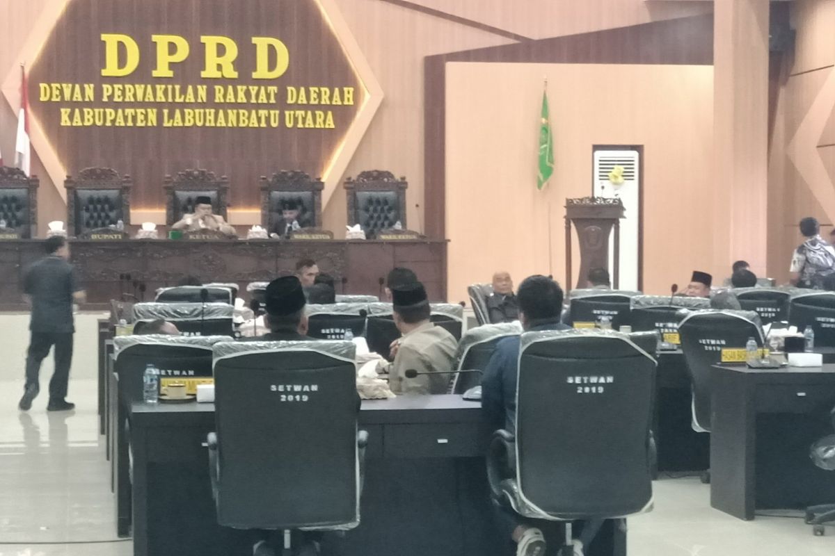 Paripurna pengesahan Ranperda RPJPD Labura molor