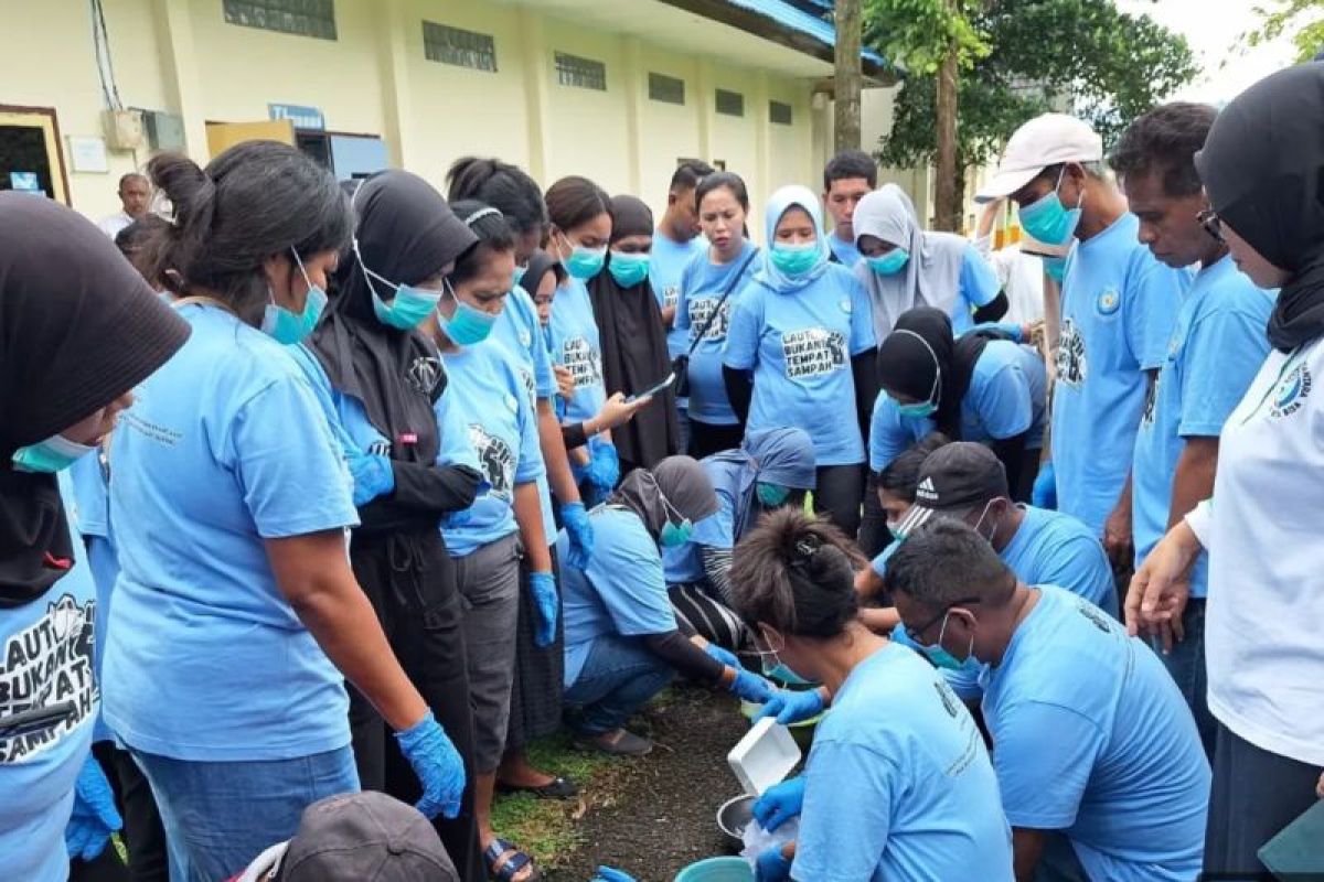 BSI Bumi Lestari Maluku bersama PSPL Sorong berikan edukasi bagi nelayan soal nilai sampah