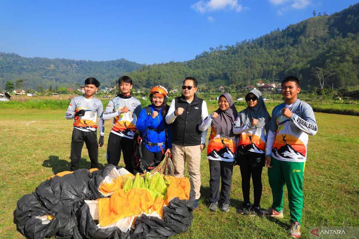 Pj Gubernur Jatim merasakan keseruan paralayang di Kota Batu