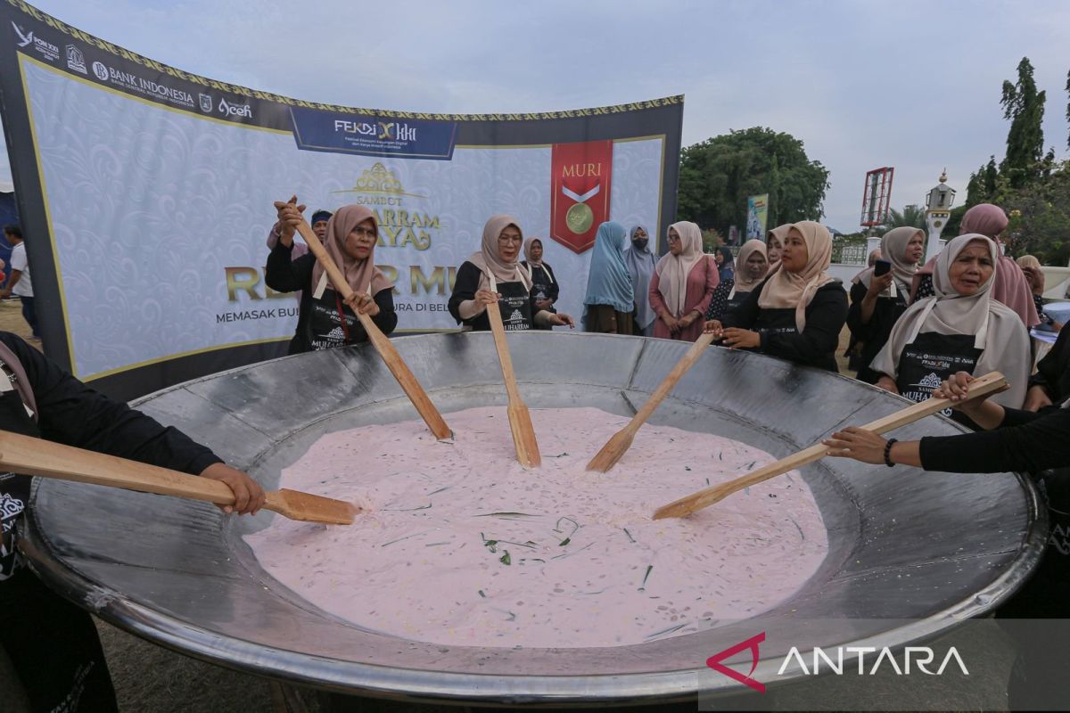 Aceh catat rekor MURI memasak bubur asyura dengan belanga terbesar