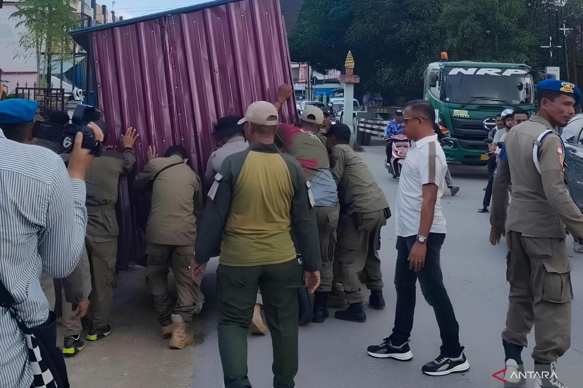 Satpol PP patroli dan tertibkan PKL yang melanggar di Kendari