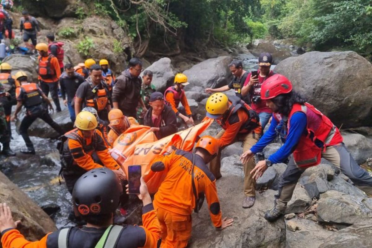 Tim SAR menemukan korban tenggelam di air terjun Maros