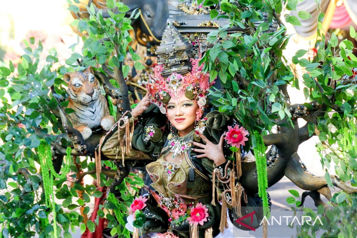 Ribuan orang berjejal di sepanjang jalan rute Karnaval Etnik Banyuwangi