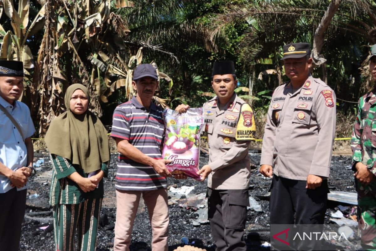 Polres Mukomuko bantu sembako kepada korban kebakaran