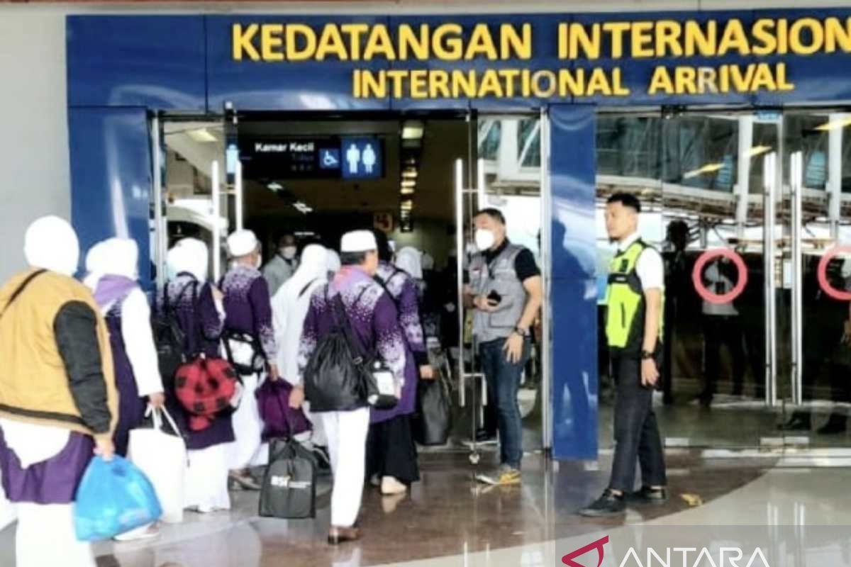 Jamaah haji asal Maluku tiba di Tanah Air melalui Debarkasi Makassar