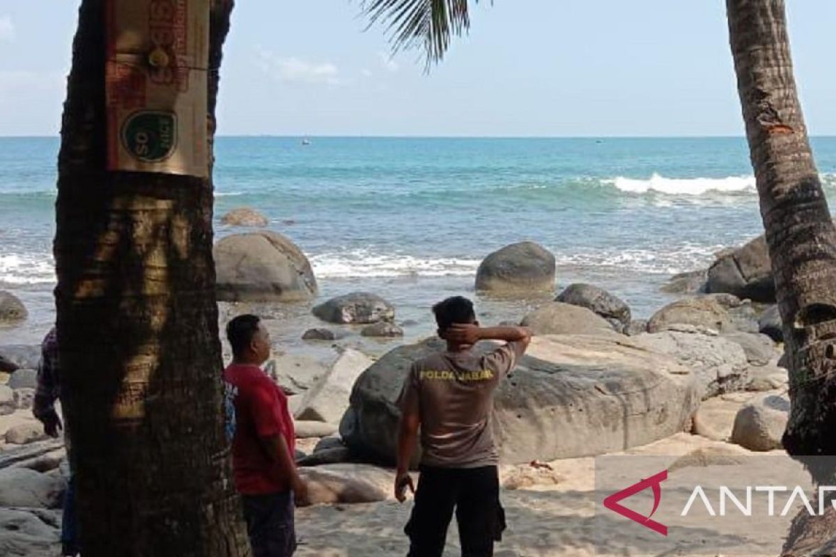 Tim SAR gabungan cari wisatawan terseret ombak di Pantai Kapitol