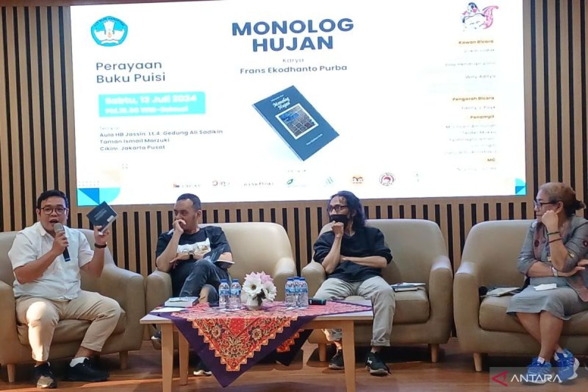 Penyair Frans Purba ajak pembaca peka lingkungan lewat "Monolog Hujan"