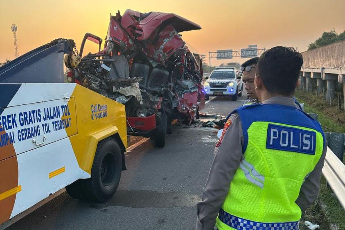 Enam orang meninggal pada kecelakaan di tol, berikut kronologisnya