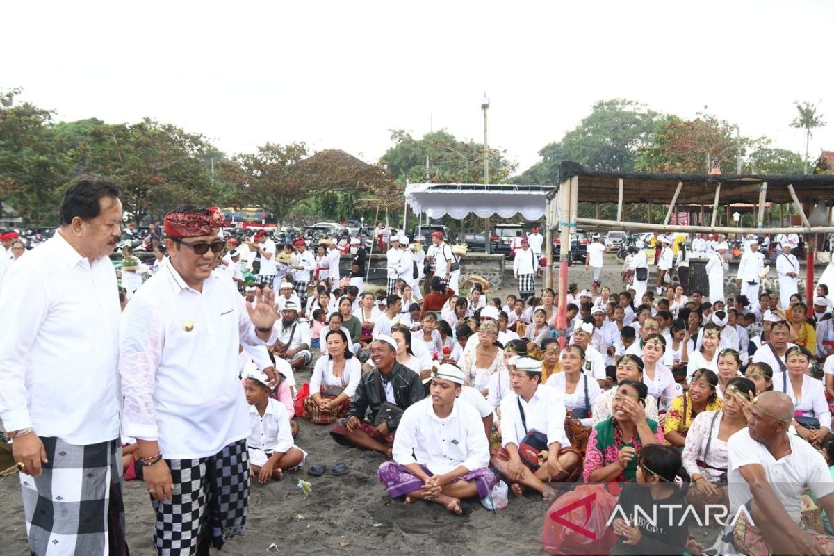 Seribuan Umat Hindu padati Pantai Tabanan ikut upacara Banyu Pinaruh