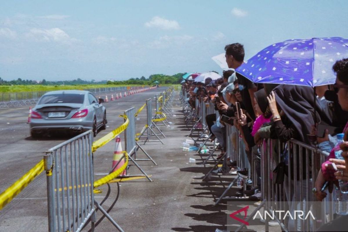 Pak Bobby gas pak, support penonton saksikan Walkot Medan  jajal drag race