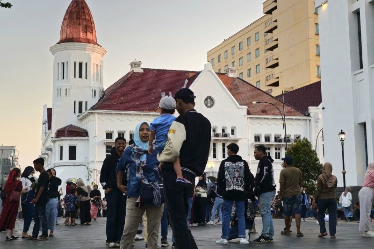 Menikmati panorama gedung lawas di Kota Lama Zona Eropa