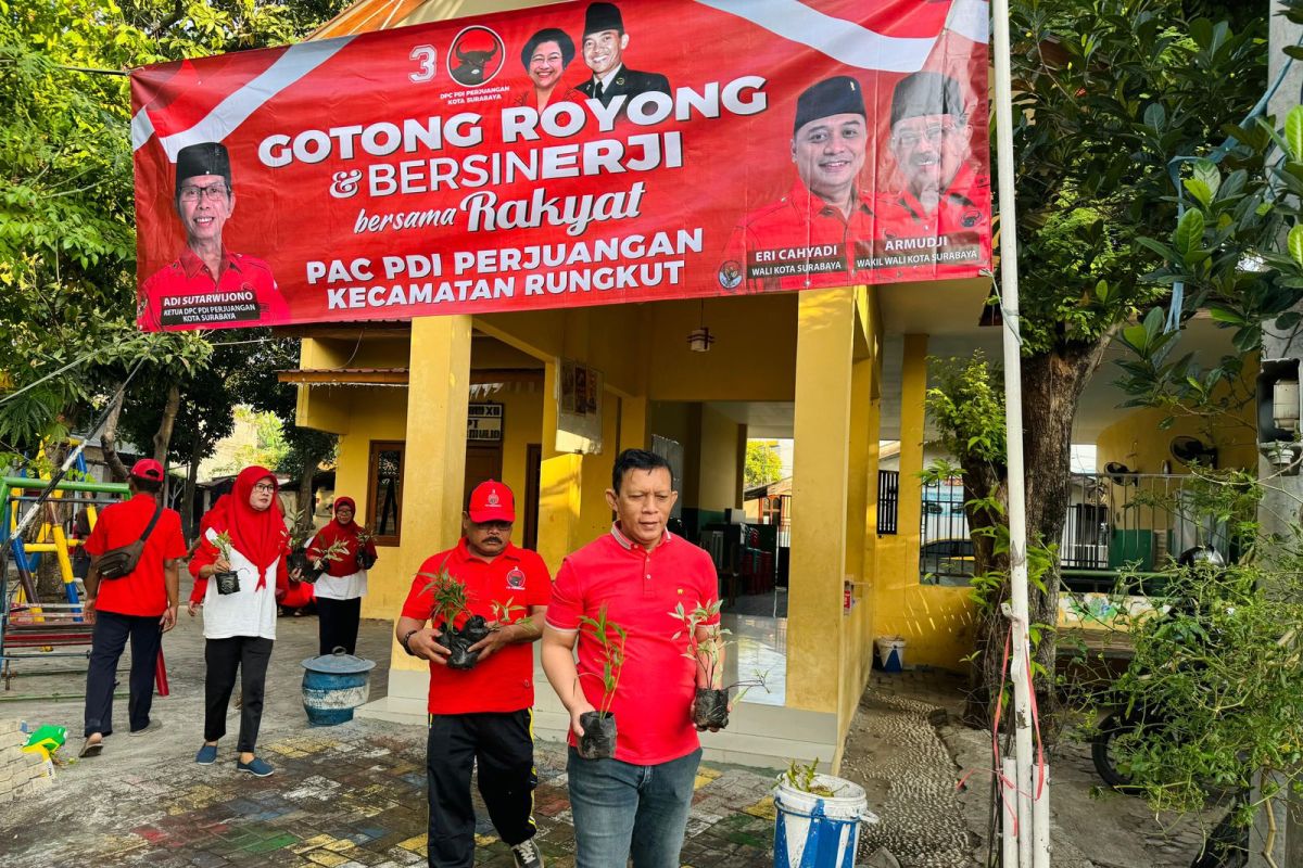 PDIP Surabaya bersama warga gelar kerja bakti sambut hari kemerdekaan