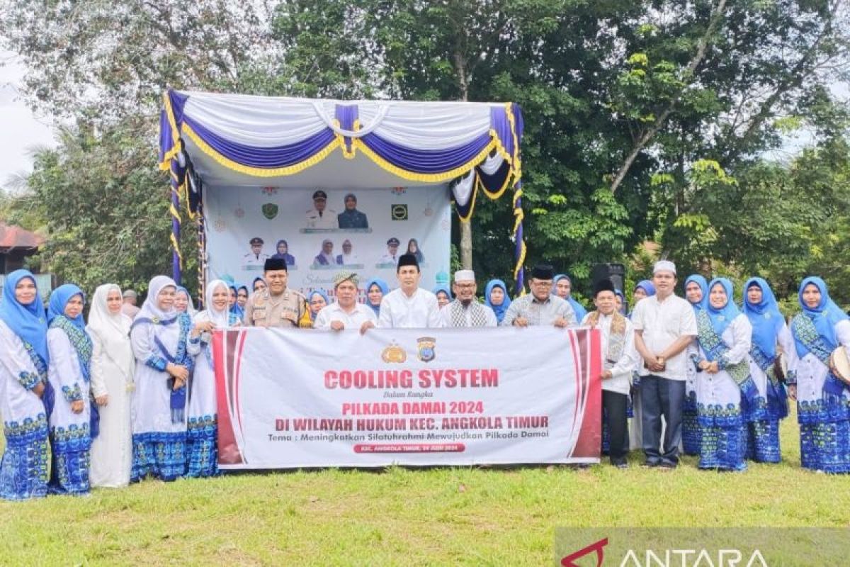 Jamaah BKMT Angkola Timur aminkan ketika ustadz Hidayat doakan hajat Dolly Pasaribu agar diijabah