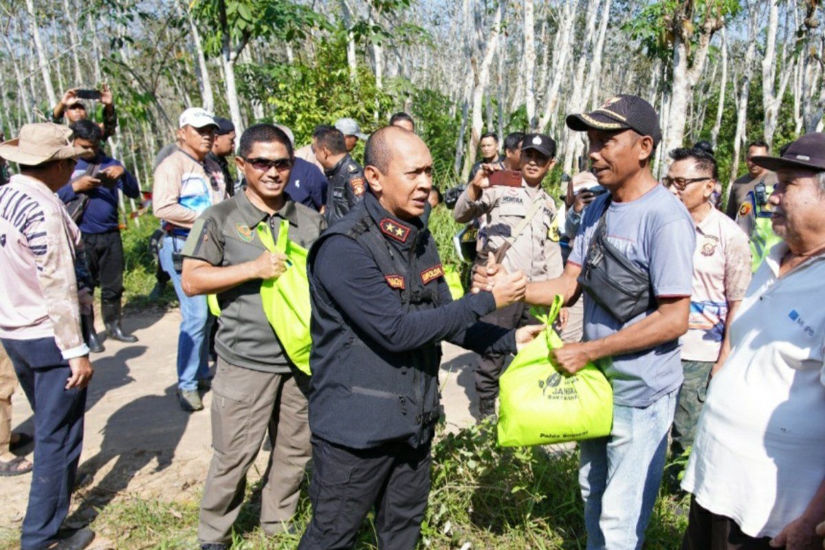 Pangdam dan Kapolda  bersama komunitas TLCI Off Road berbagi sembako