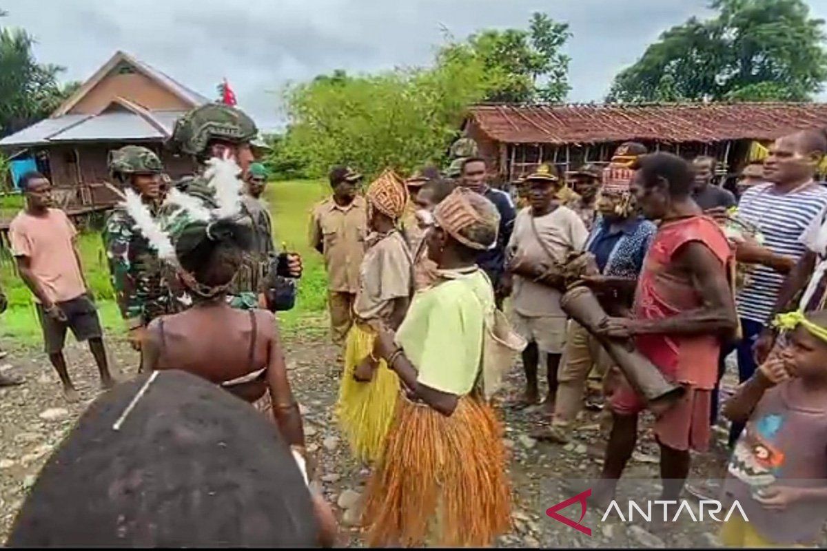 Satgas Yonif 503 Kostrad bangun Rumah Adat Jew Suku Asmat di Nduga