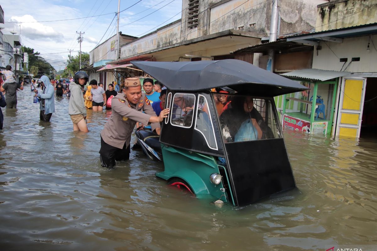 Polresta Gorontalo Kota mendirikan dapur umum bagi korban banjir