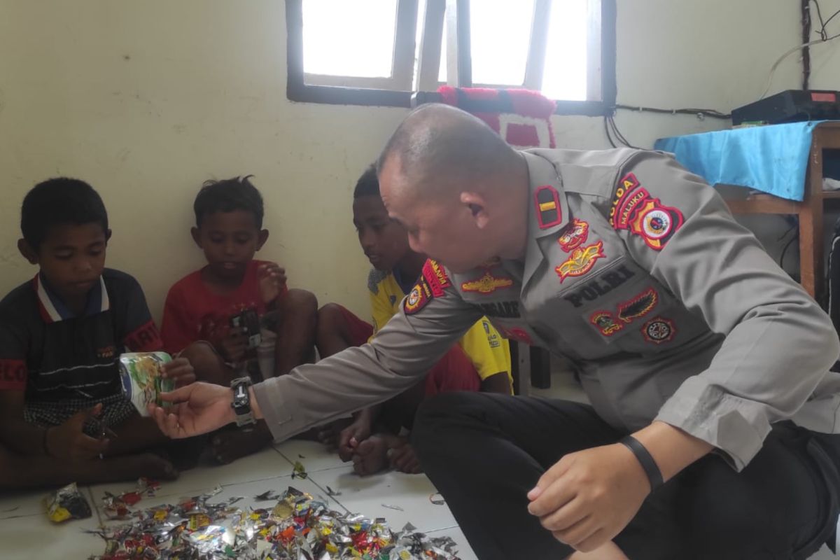 Kapolsek Manipa Maluku edukasi anak-anak kelola sampah jadi eco  pillow