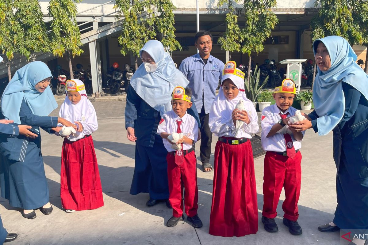 Siswa Sidoarjo terbangkan merpati dan pesawat kertas saat MPLS