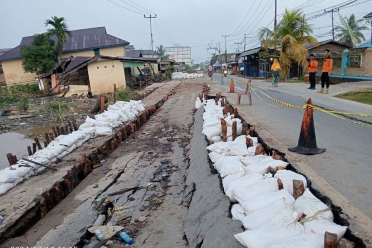 Jalan rusak diterjang longsor di Inhil mulai diperbaiki