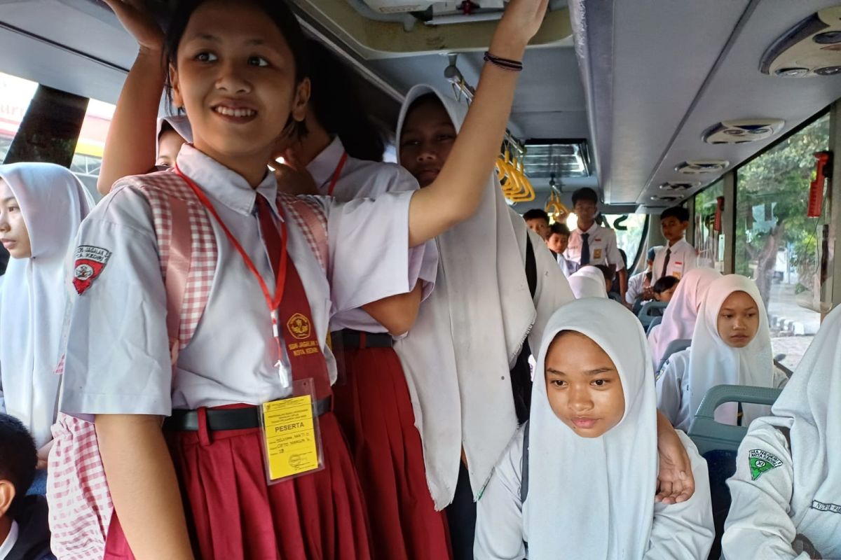 Pelajar Kediri manfaatkan bus sekolah pada hari pertama masuk