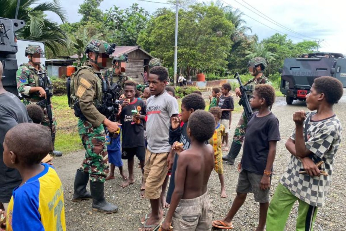 Satgas Yonif 6 Marinir membangun komunikasi bersama anak-anak di Dekai