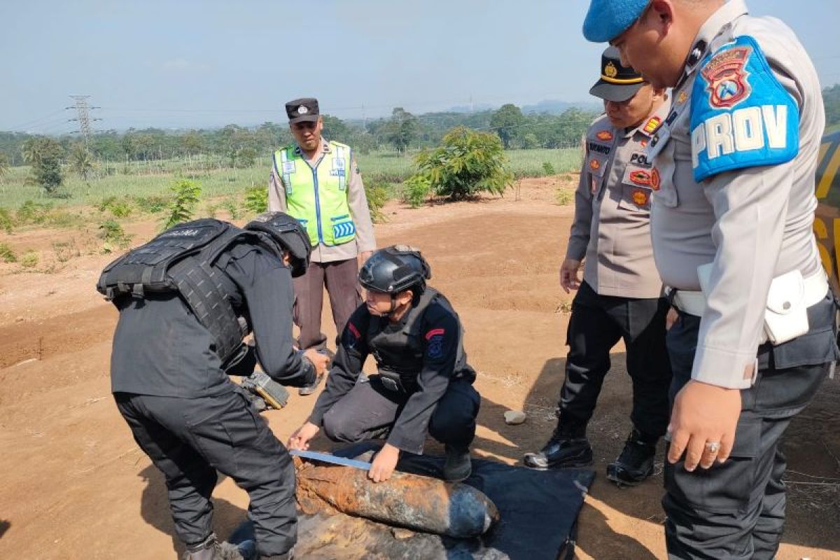 Polisi musnahkan bom aktif sisa perang dunia temuan warga di Malang