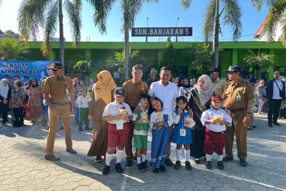 Hari pertama masuk sekolah, Wakil Ketua DPRD Kediri bagikan susu dan roti gratis