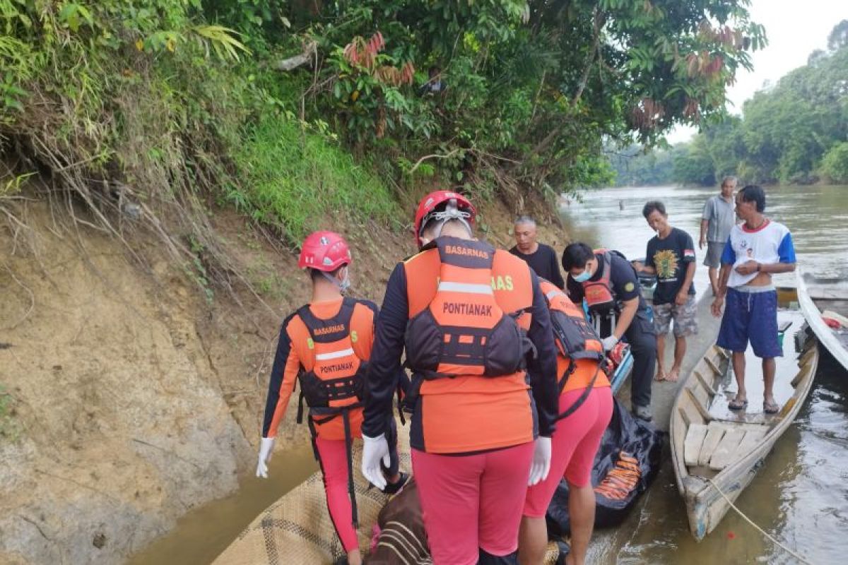 Tim Basarnas evakuasi jasad korban tenggelam di Belatung Kapuas Hulu Kalbar