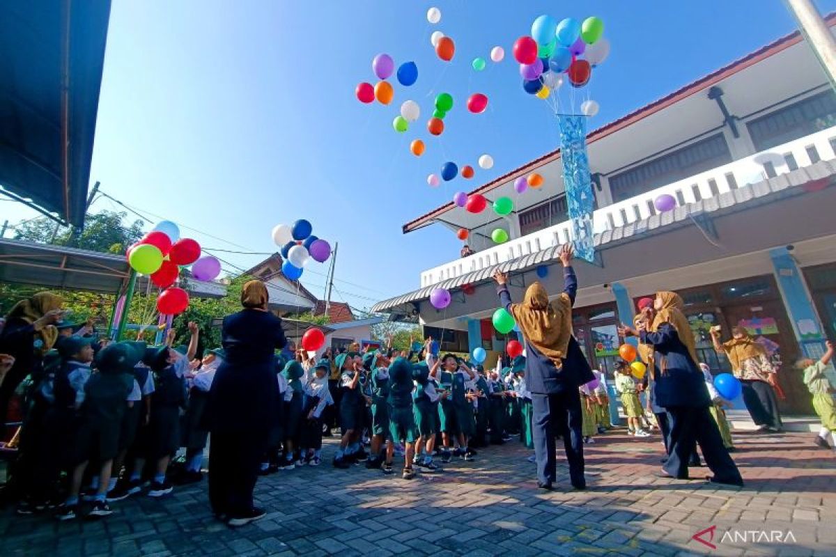 Tandai MPLS, KB-TK Al Wahyu Surabaya lepas puluhan balon