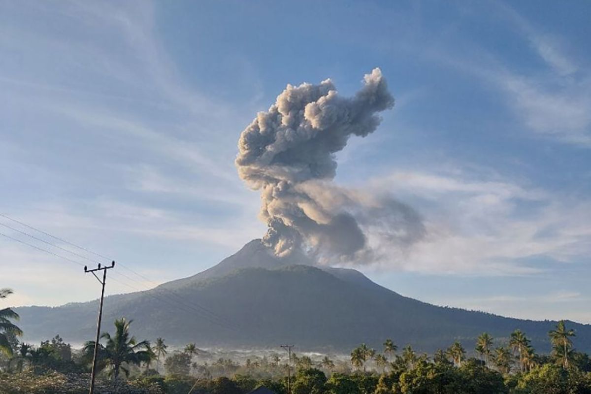 Lewotobi Laki-Laki erupsi setinggi 1000 meter