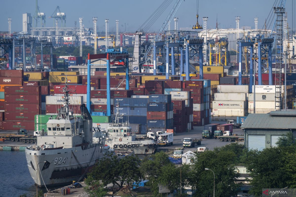 Indonesia's trade balance records surplus for 54 consecutive months