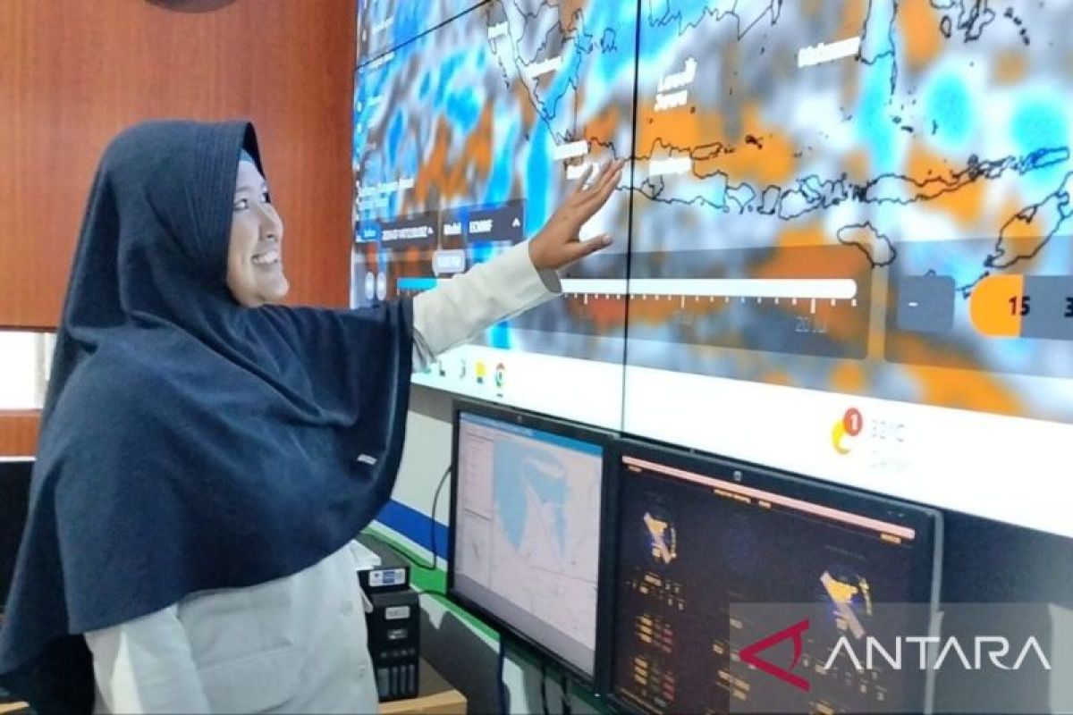 Cuaca mayoritas daerah di Indonesia diprakirakan berawan hingga hujan