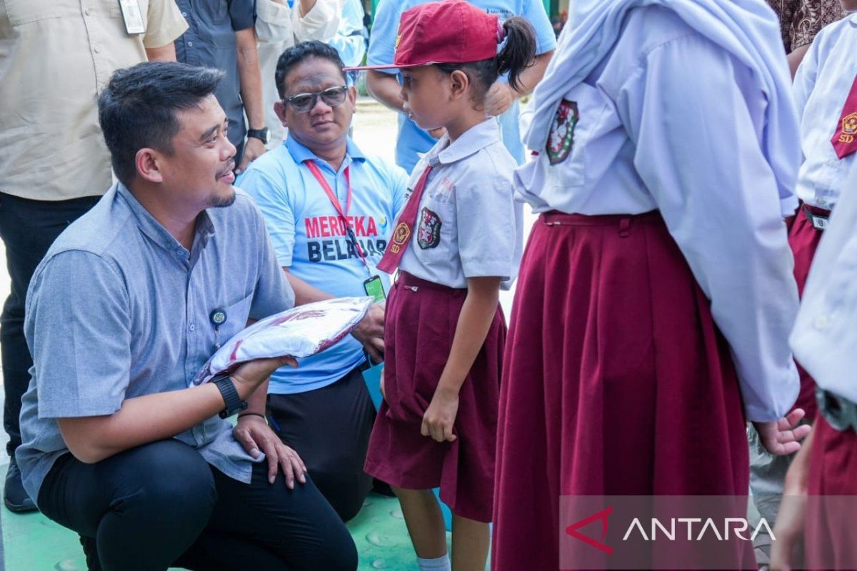 Wali Kota Medan bagi 40.000 seragam untuk siswa SD dan SMP