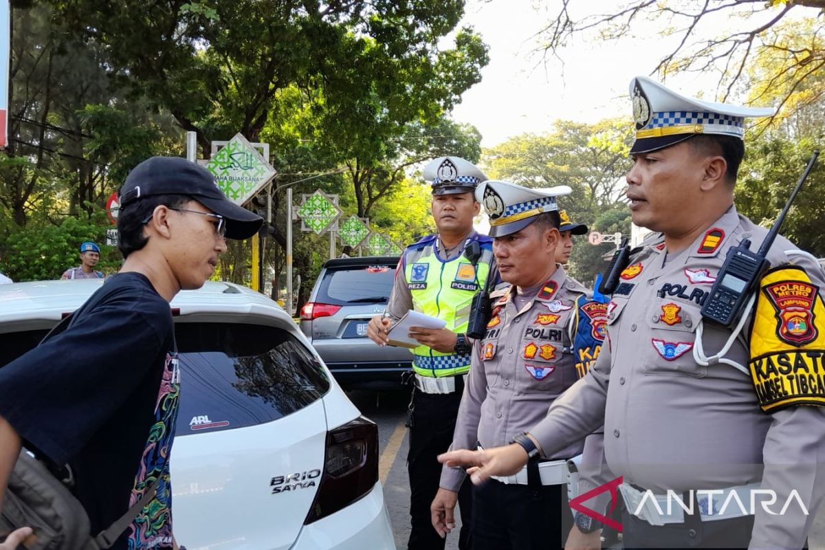 Hari kedua Operasi Krakatau, Satlantas Polres Metro tegur dan tilang ratusan pengendara