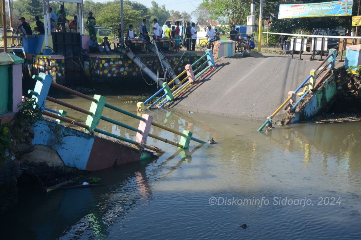 Jembatan di Desa Kedungpeluk ambruk, Pemkab Sidoarjo siapkan alternatif