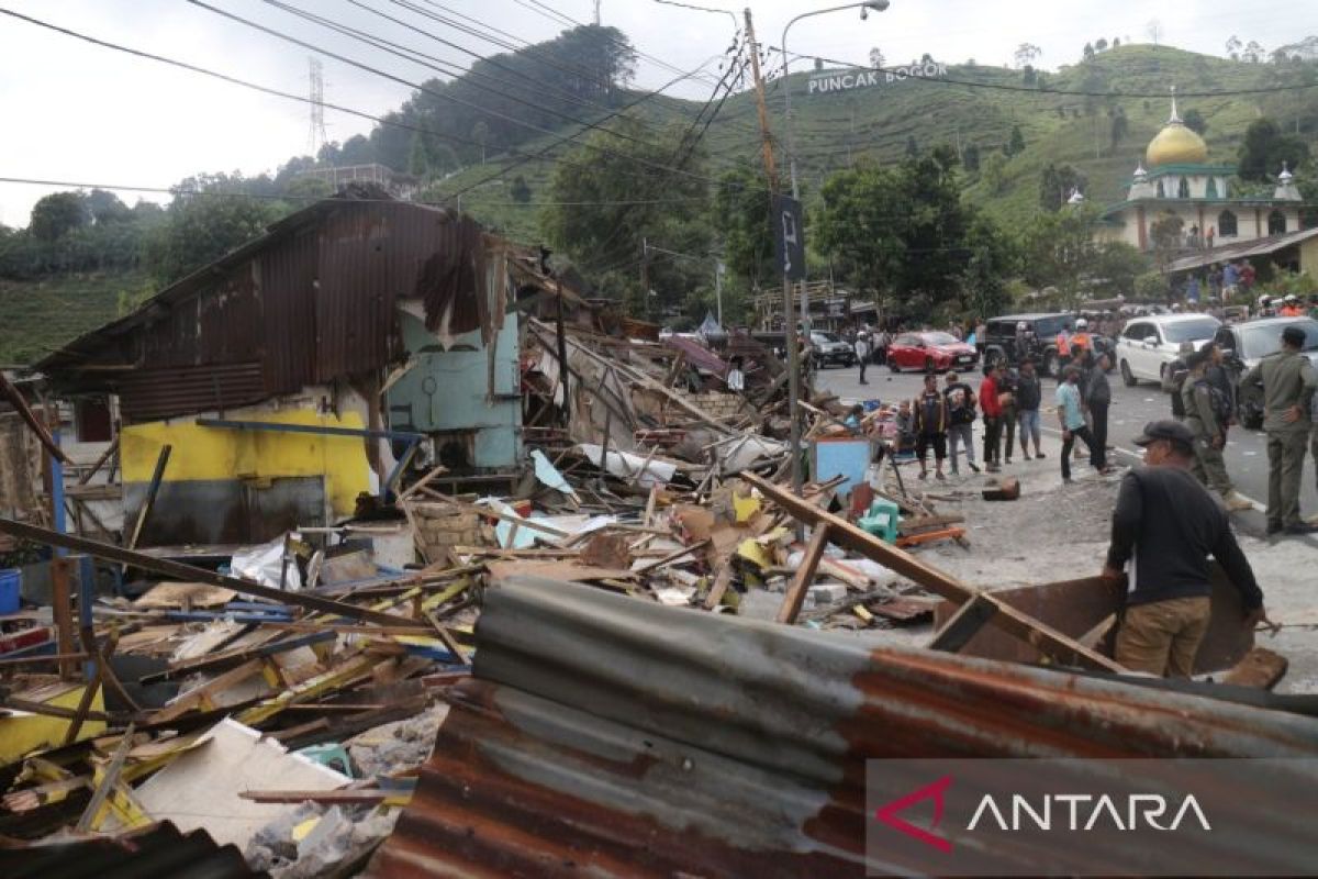 Penataan kawasan Puncak Bogor dilengkapi pedestrian sampai anjungan pandang