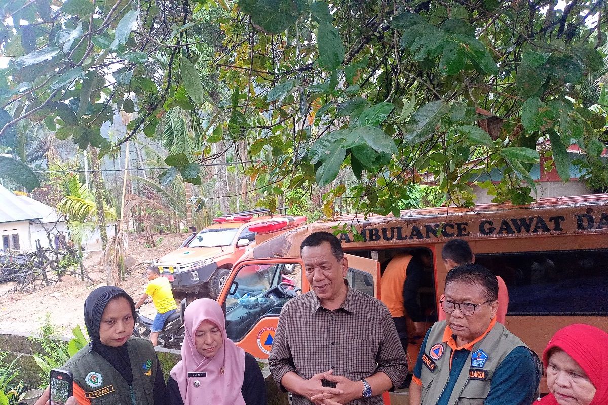 Bupati Pessel salurkan bantuan untuk korban banjir di Kampung Tanjung Tarusan