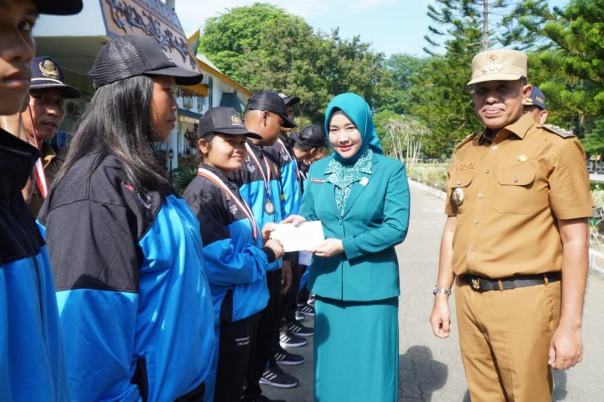 Pj Bupati Langkat beri tali asih kepada atlet pelajar berprestasi