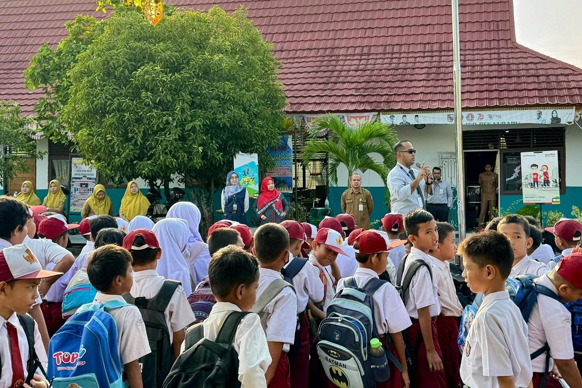 BRK Syariah Pekanbaru Arifin Ahmad perkenalkan sistem keuangan ke murid SD