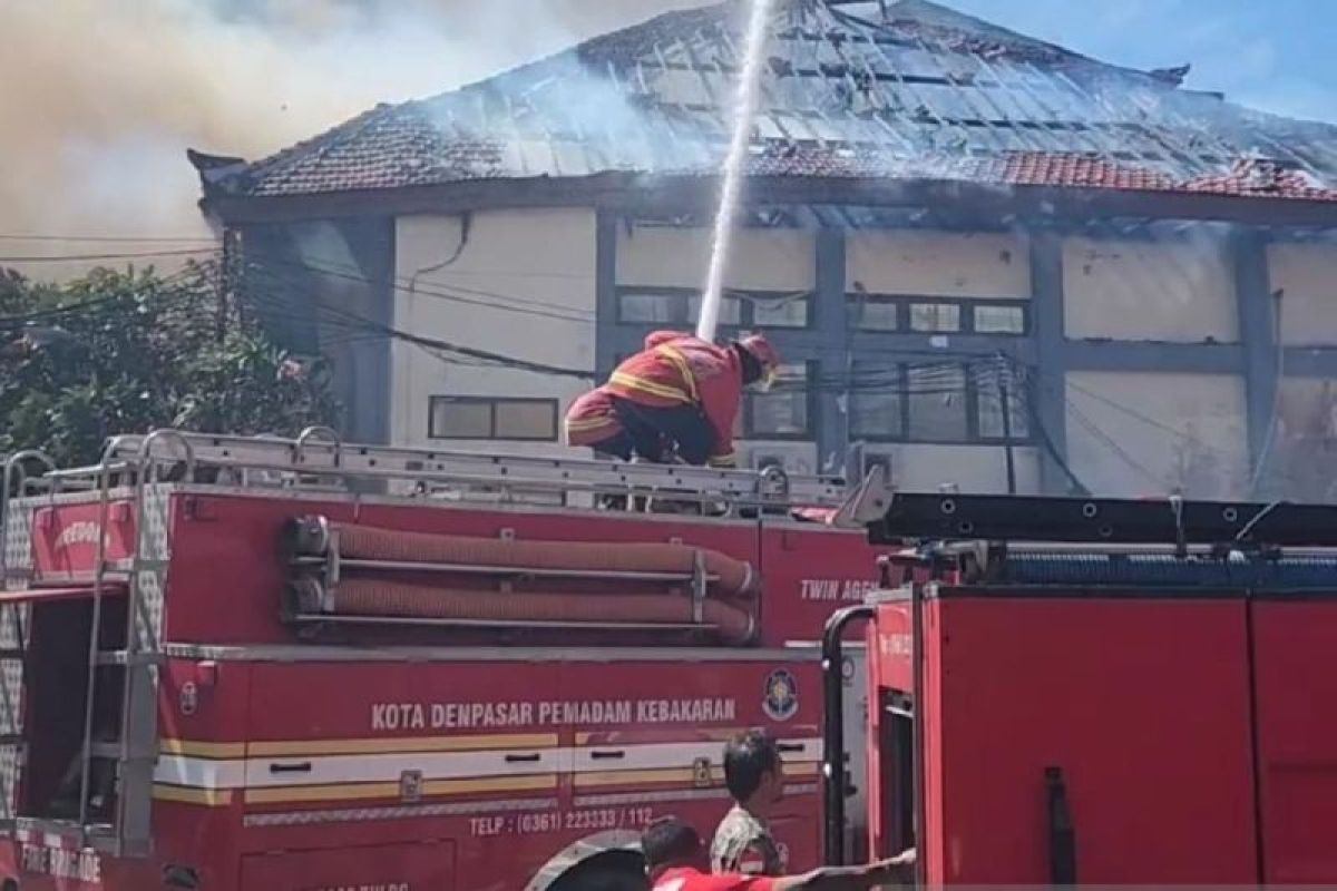 Tujuh damkar Denpasar diterjunkan padamkan kebakaran Gedung GDLN Unud