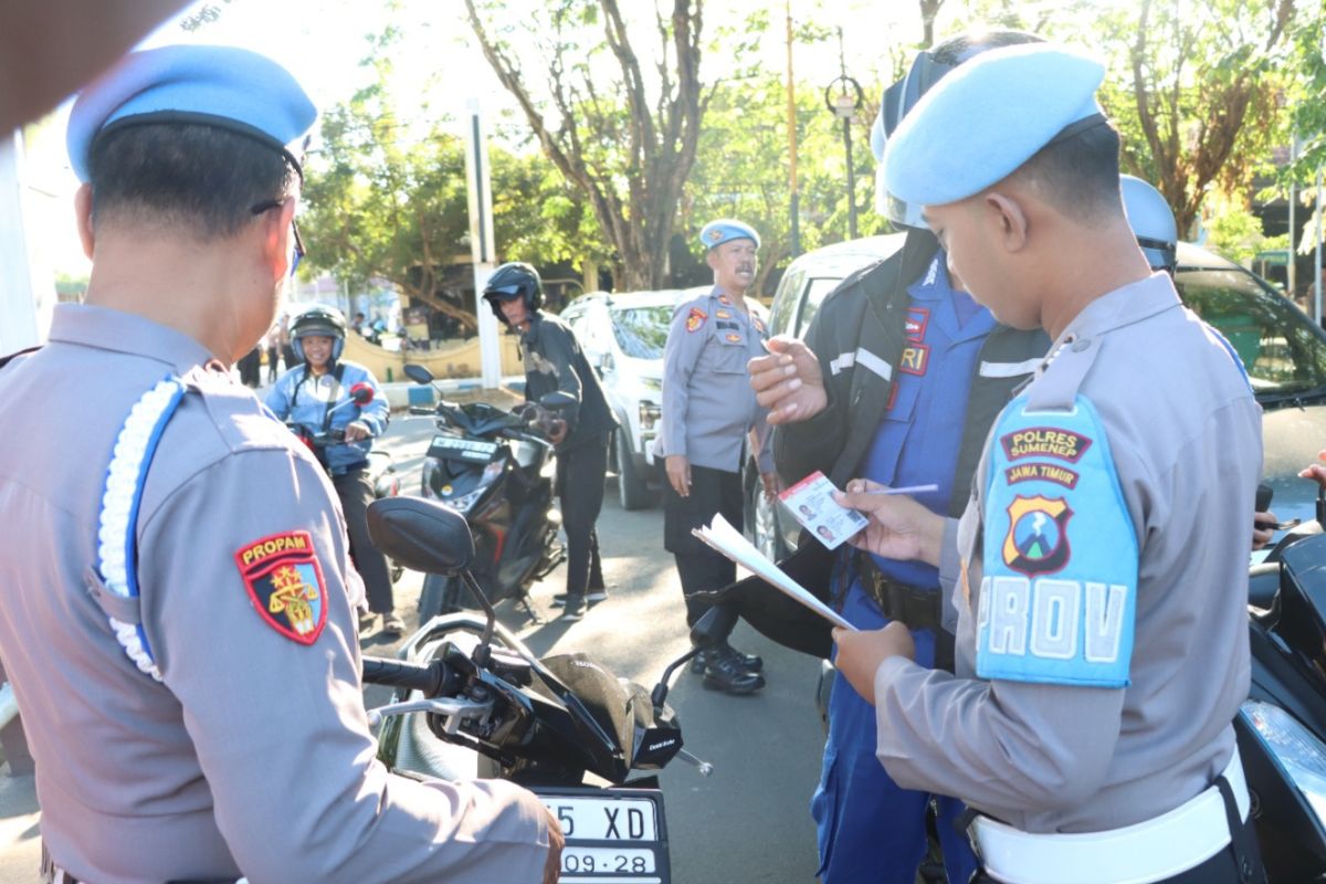 Operasi Patuh Semeru di Sumenep, kelengkapan kendaraan personel kepolisian dicek