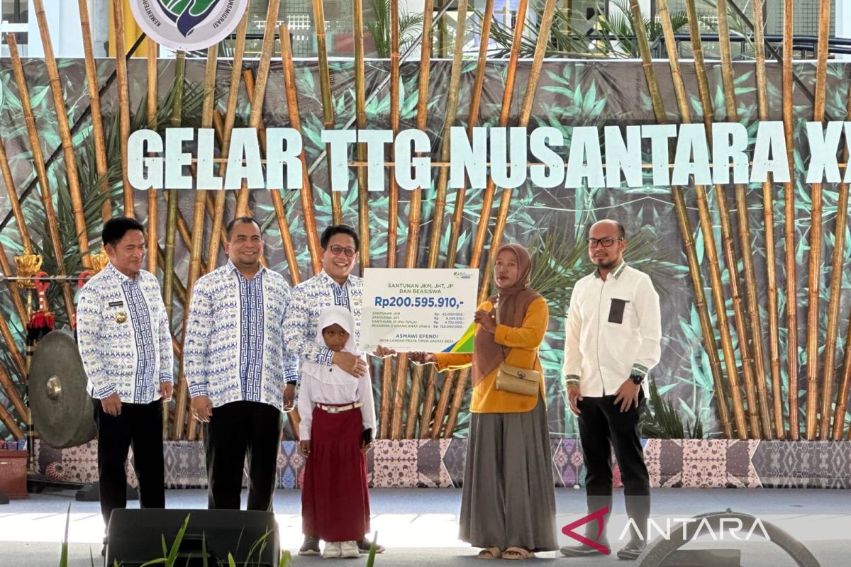 Dua ahli waris perangkat desa di NTB terima santunan BPJS Ketenagakerjaan