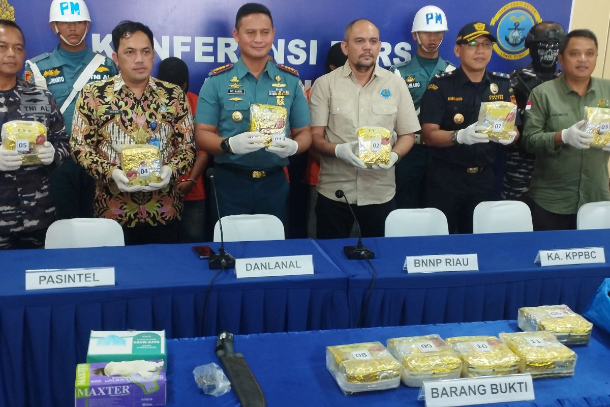 Tiga kurir sabu 11,6 kg ditangkap Lanal Dumai di Perairan Selinsing