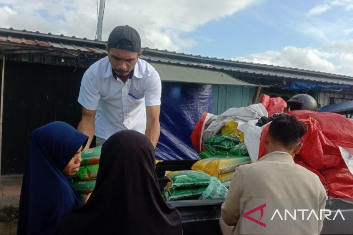 Pengunjung pasar murah di Ambon ramai-ramai beli beras Perum Bulog