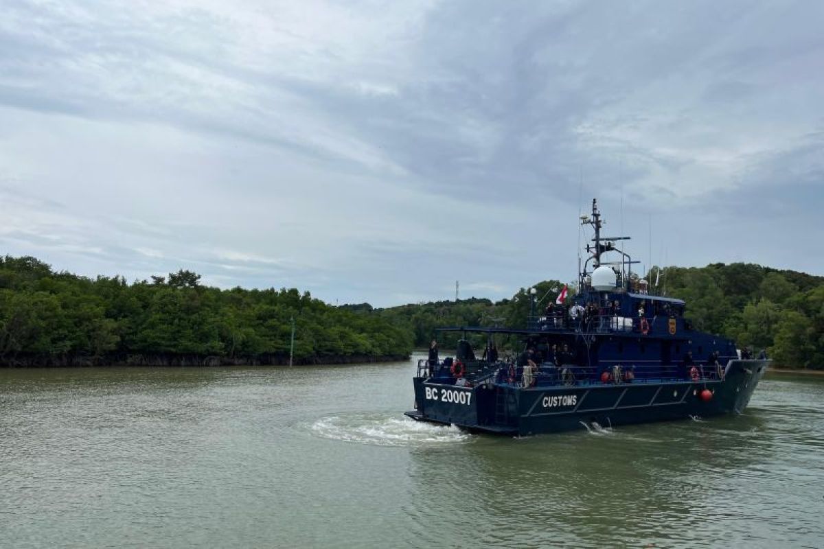 Patroli Bea Cukai Batam, arungi laut perbatasan halang penyelundupan