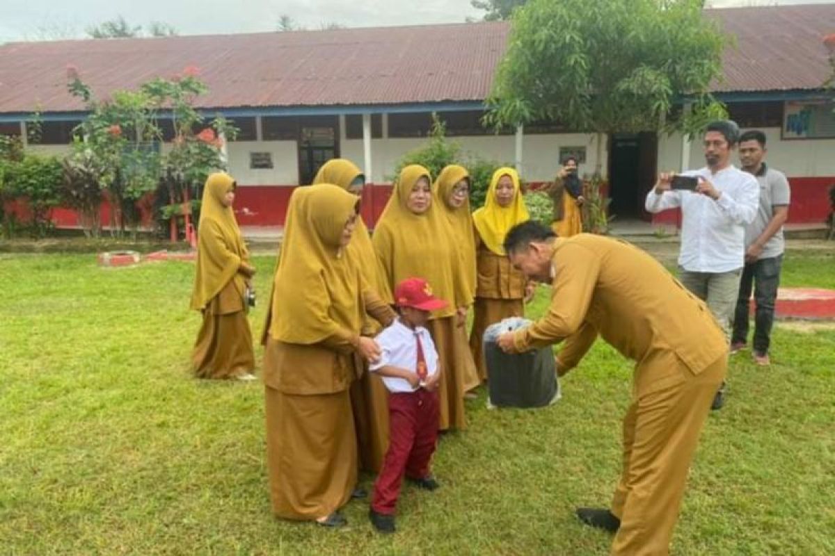 Diknas Sulbar membantu siswa tidak punya sepatu di Mamuju Tengah