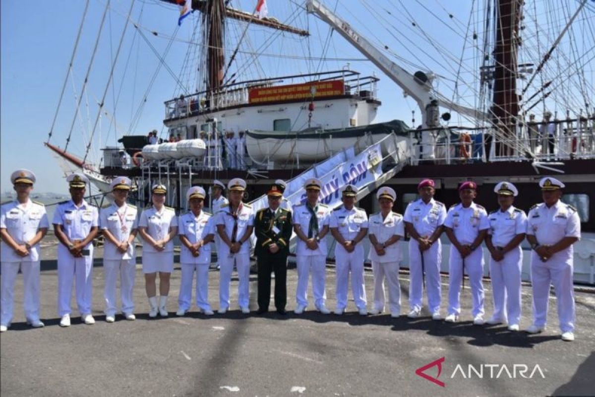 Kapal perang Vietnam berlabuh di Surabaya, ada apa?