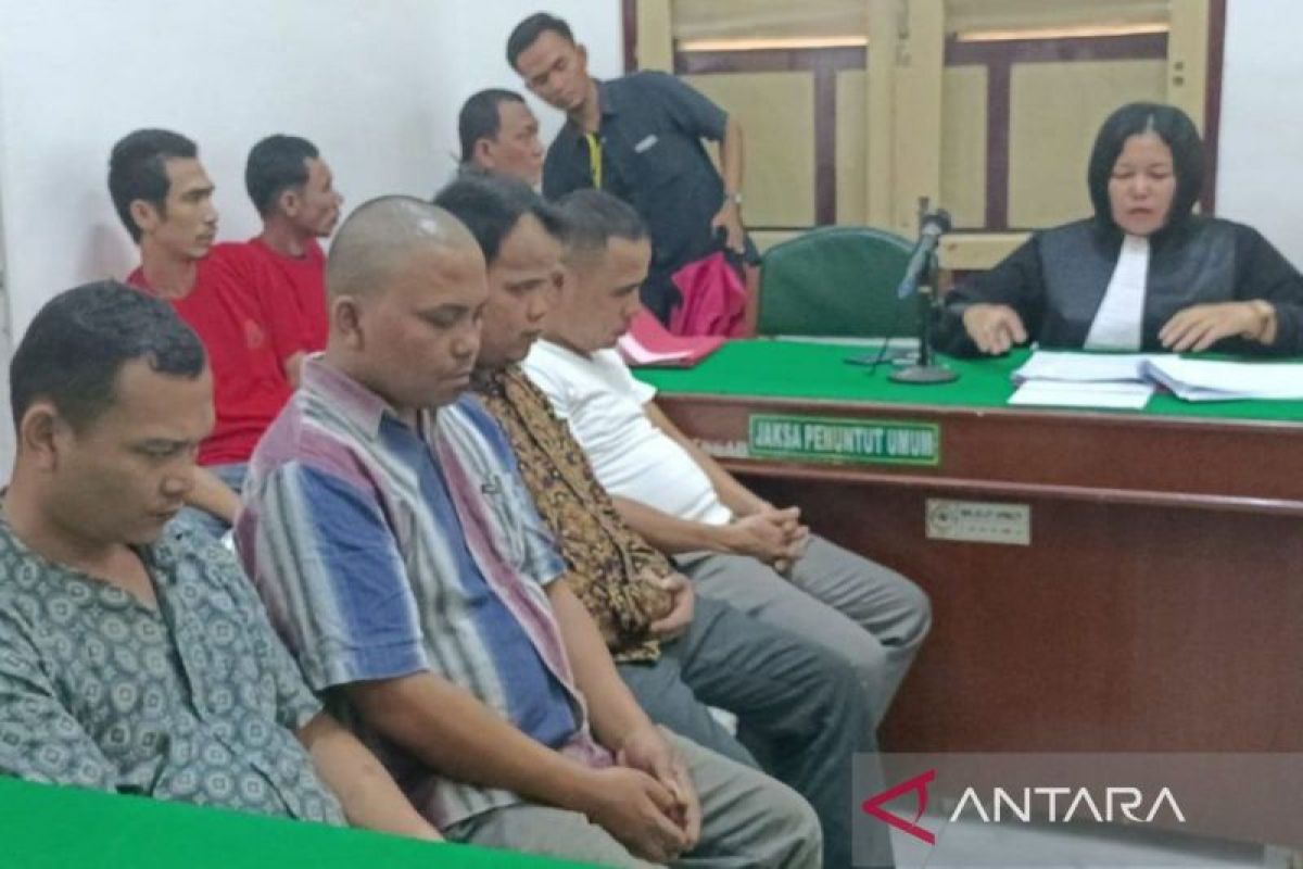 Empat pria diadili di PN Medan karena produksi minuman mengandung etil alkohol ilegal